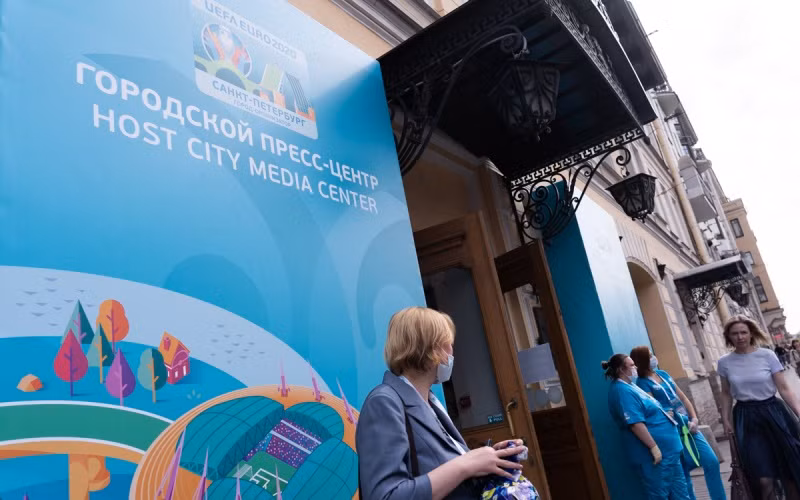 Trung tâm báo chí phục vụ EURO 2020 trên đại lộ Nevsky ở St.Petersburg. (Ảnh: THANH THỂ)