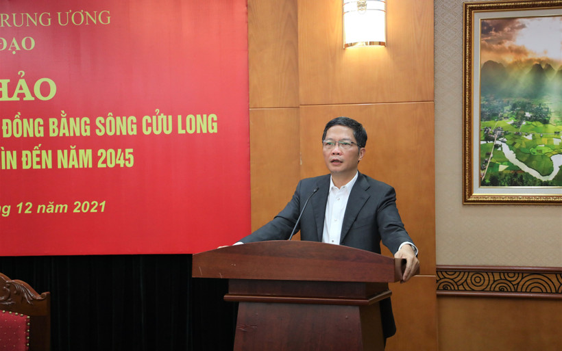 Đồng chí Trần Tuấn Anh phát biểu tại hội thảo.