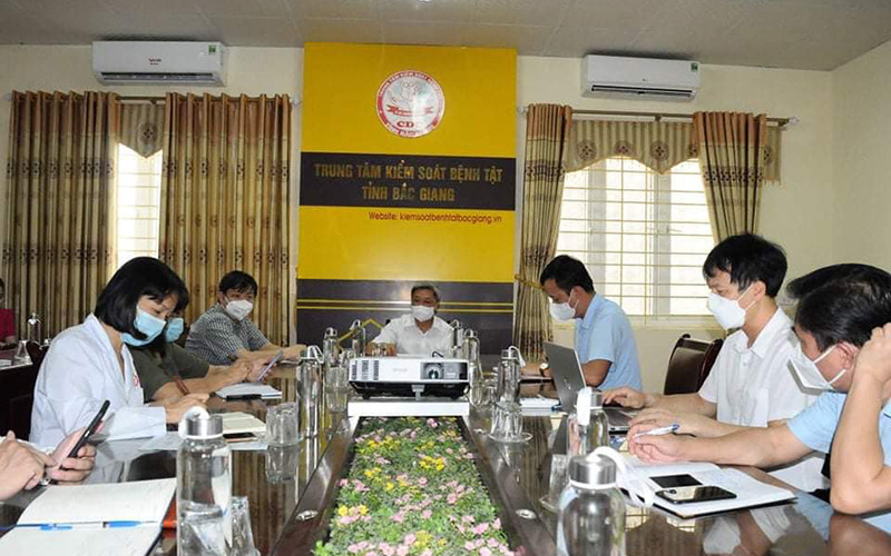 Thứ trưởng Nguyễn Trường Sơn làm việc với Tiểu ban xét nghiệm (Ban Chỉ đạo phòng, chống dịch COVID-19) tại Bắc Giang.