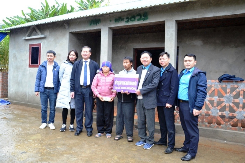 Xây nhà “ba cứng” cho hộ nghèo ở xã Dền Thàng (Bát Xát - Lào Cai).