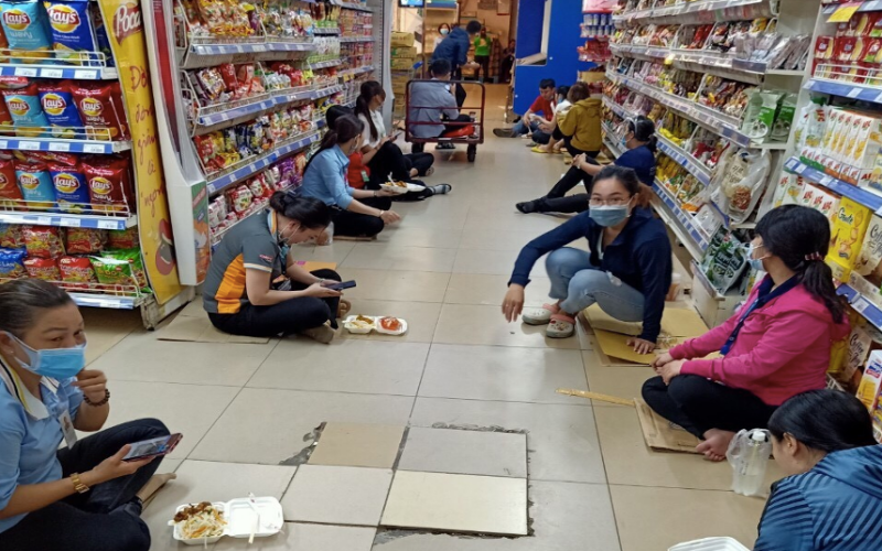 Hình ảnh các nhân viên đang cách ly tại một cửa hàng thực phẩm tại quận 1, TP Hồ Chí Minh trong thời gian chờ kết quả xét nghiệm.