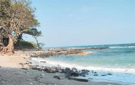 Bãi tắm trên đảo Cồn Cỏ.