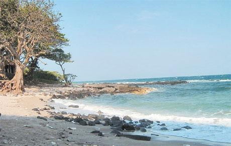Bãi tắm trên đảo Cồn Cỏ.
