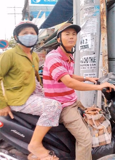 Chở giúp việc đi tìm chủ nhà.