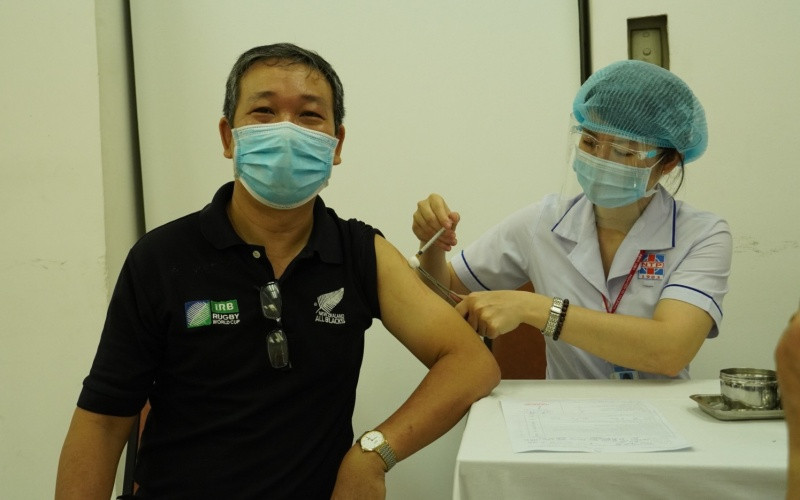 Phóng viên được tiêm vaccine phòng Covid-19.