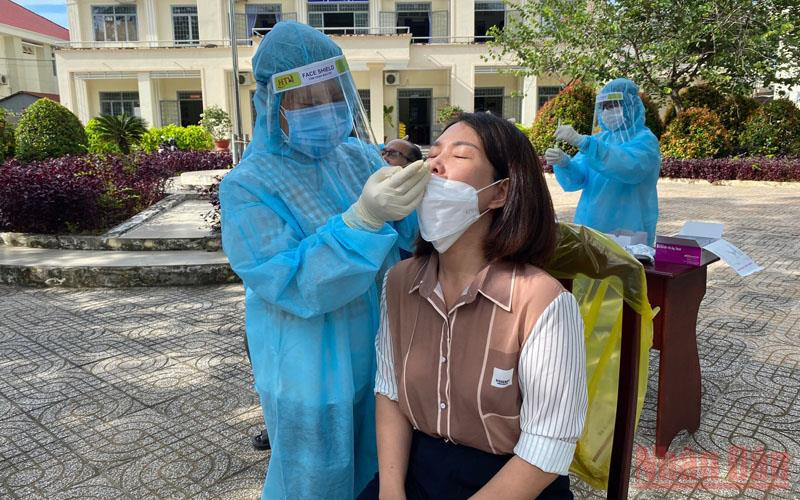 Xét nghiệm nhanh Covid-19 tại Tây Ninh.