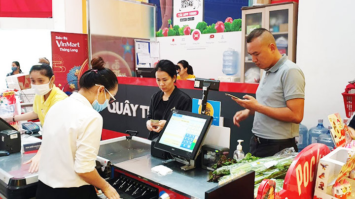 Giao dịch tài chính hay thanh toán số đang được nhiều người tiêu dùng lựa chọn. Ảnh: NAM ANH