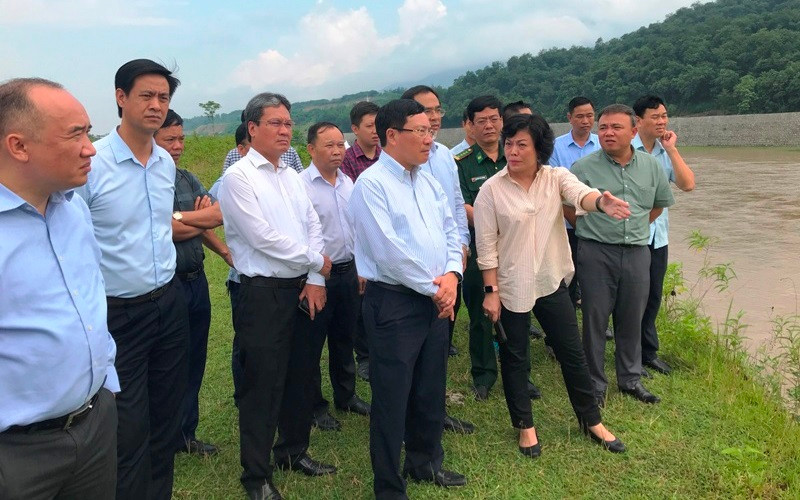 Phó Thủ tướng Chính phủ Phạm Bình Minh thị sát khu vực Bản Vược, huyện Bát Xát, tỉnh Lào Cai.