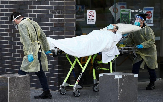 Nhân viên y tế đưa người bệnh rời khỏi nhà dưỡng lão tại Melbourne lên xe cấp cứu. (Ảnh: Reuters)