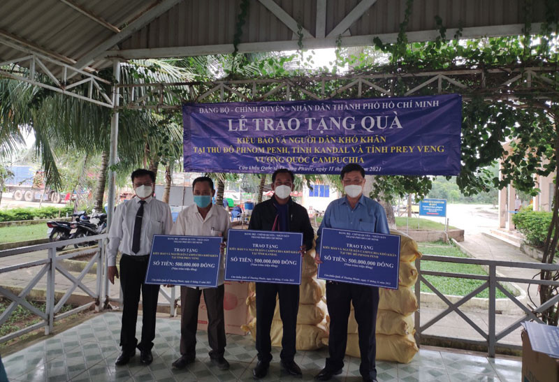 Phó Chủ nhiệm Ủy ban về Người Việt Nam ở nước ngoài TP Hồ Chí Minh Võ Thành Chất trao 1,5 tỷ đồng cho đại diện Hội Người Việt Nam tại 3 tỉnh, thành phố: Phnom Penh, Kandal và Prey Veng (Vương quốc Campuchia).