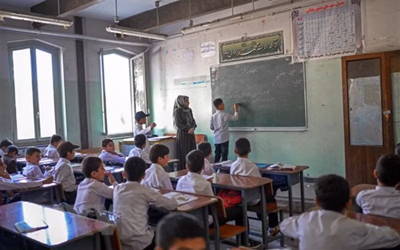 Một lớp học dành cho các nam sinh tại trường Istiklal ở Kabul, Afghanistan ngày 18/9. (Ảnh: TTXVN)