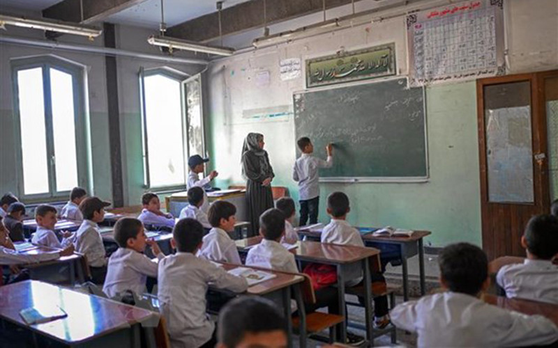 Một lớp học dành cho các nam sinh tại trường Istiklal ở Kabul, Afghanistan ngày 18/9. (Ảnh: TTXVN)