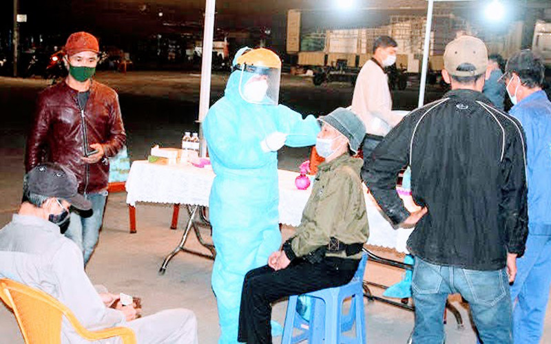Lấy mẫu xét nghiệm Covid-19 cho người dân.