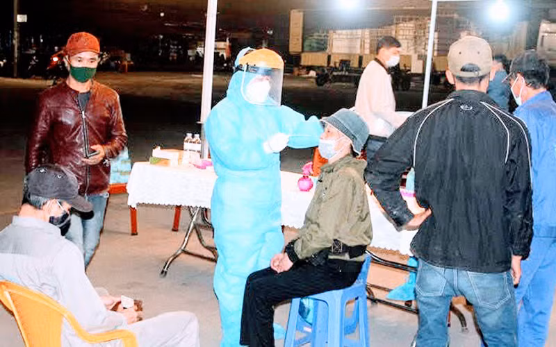 Lấy mẫu xét nghiệm Covid-19 cho người dân.