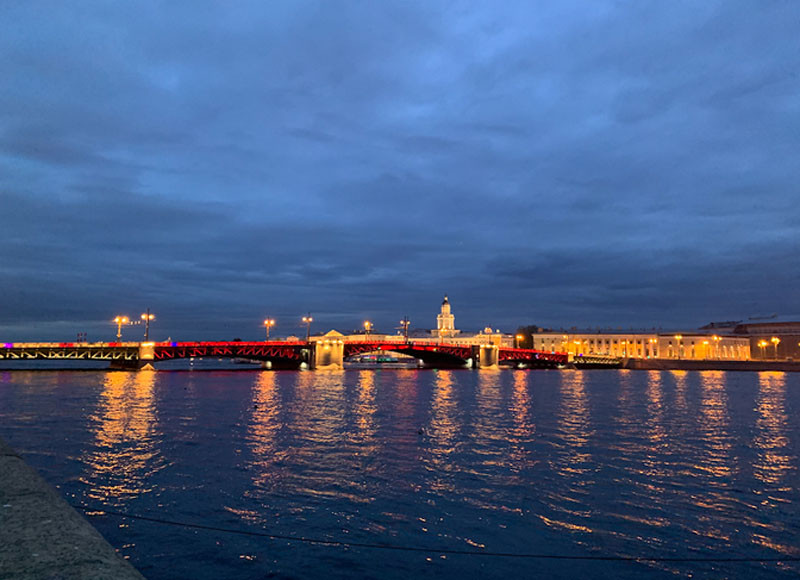 Cầu Cung điện ở Saint Petersburg được chiếu sáng bằng màu Quốc kỳ Việt Nam trong đêm 17/5.