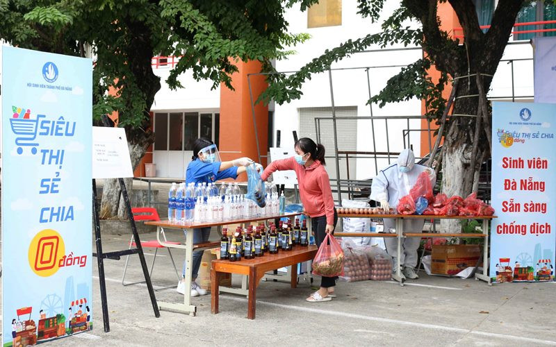 Sinh viên đến nhận thực phẩm tại “Siêu thị sẻ chia 0 đồng".