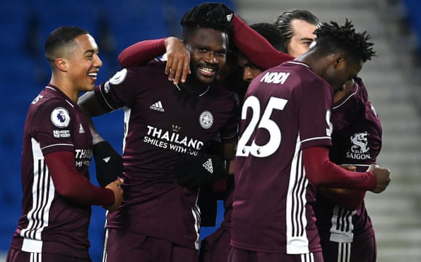 Các cầu thủ Leicester mừng trận thắng Brighton 2-1.