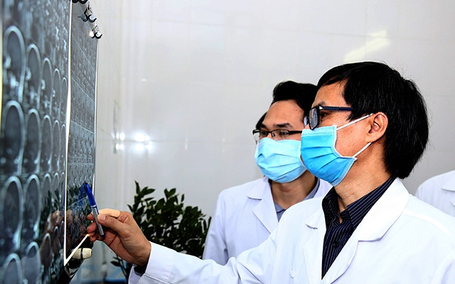 Các bác sĩ Trung tâm phẫu thuật thần kinh đánh giá tình trạng người bệnh bị u tuyến yên trên kết quả chẩn đoán hình ảnh. 