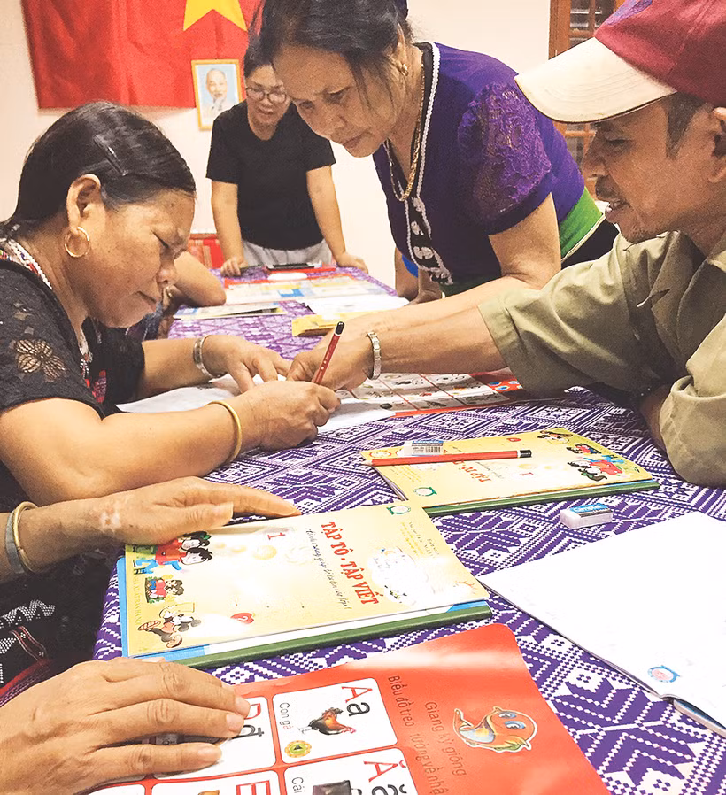 Sau những ngày làm việc, bà con lại tập trung học chữ.