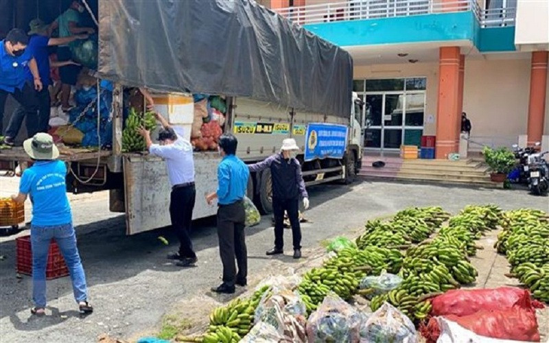 Công đoàn các Khu chế xuất, Khu công nghiệp thành phố tiếp nhận quà tặng của Liên đoàn Lao động tỉnh Gia Lai tặng công nhân lao động thành phố. (Ảnh: Thanh Vũ/TTXVN)