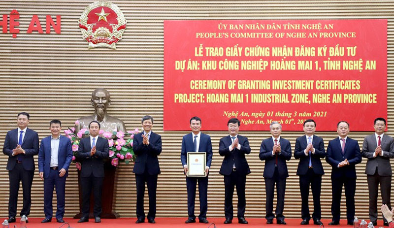 Trao giấy chứng nhận đăng ký đầu tư Dự án KCN Hoàng Mai 1 cho Công ty CP Hoàng Thịnh Đạt.