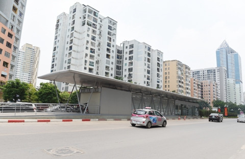 Nhà chờ tuyến xe buýt nhanh BRT trên trục đường Lê Văn Lương, Hà Nội.