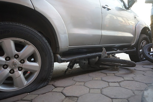 Chiếc xe máy chui gọn vào gầm ô-tô, biến dạng hoàn toàn.