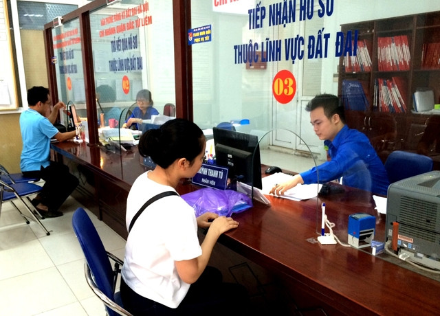 Người dân làm thủ tục đề nghị cấp sổ đỏ tại Văn phòng Đăng ký đất đai Hà Nội.