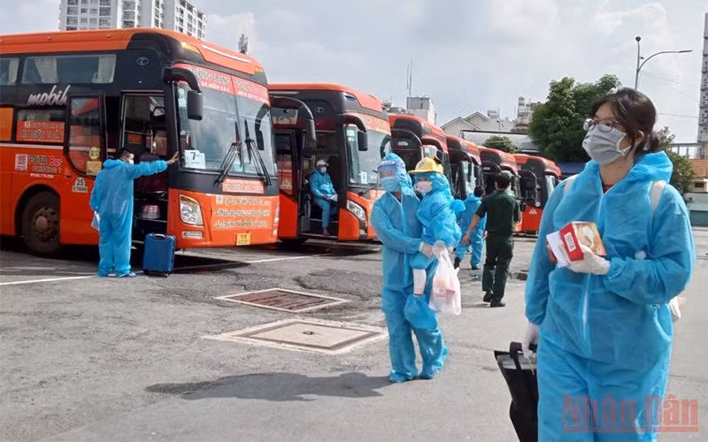 Người dân tỉnh Phú Yên chuẩn bị lên xe về quê chiều 30/9 tại bến xe Miền Đông.