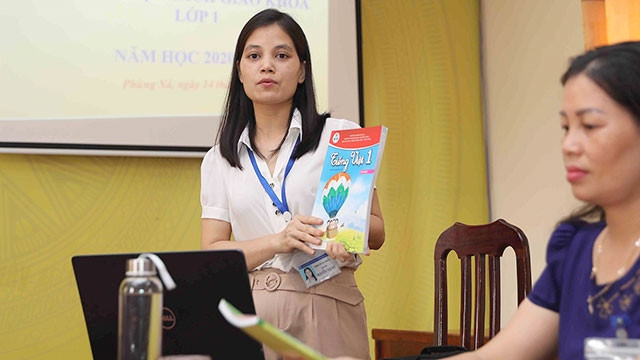 Các nhà trường khi lựa chọn sách giáo khoa đều quan tâm xem xét nội dung sách. Ảnh: TTXVN