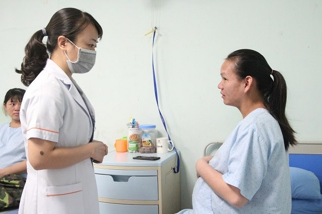 Sản phụ Triệu Thị Liên chờ đợi từng ngày chào đón hai cô con gái đầu lòng chào đời. 