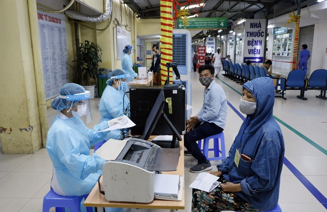 Tiếp đón người bệnh đến khám, chữa bệnh tại Bệnh viện Bạch Mai.