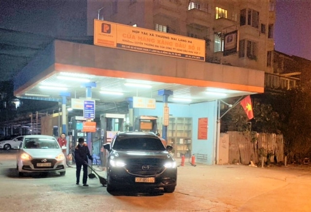 Cửa hàng hàng xăng dầu số 11, địa chỉ tại số 95 Vũ Ngọc Phan, Đống Đa, Hà Nội.
