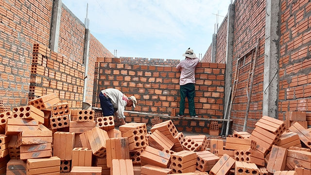 Những ngôi nhà đang thành hình từng ngày tại khu tái định cư.