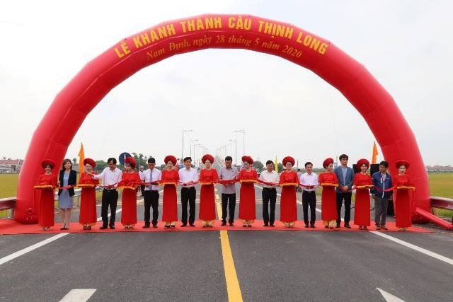 Các đại biểu cắt băng khánh thành cầu Thịnh Long.