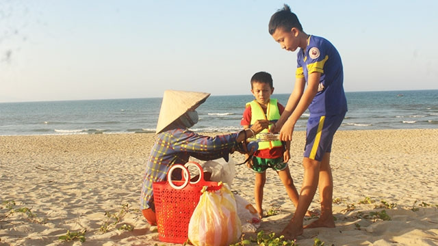 Dịch bệnh khiến việc mưu sinh của những phụ nữ bán hàng rong trên các bãi biển càng thêm khó khăn.