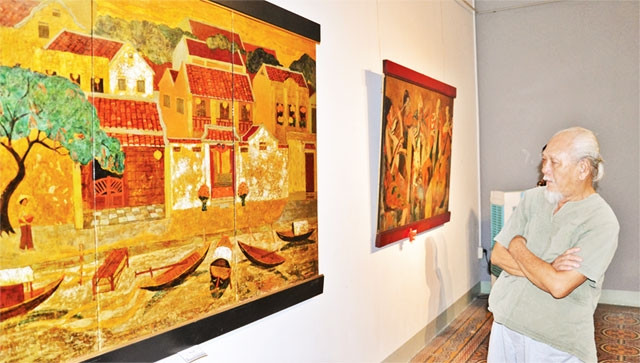 Tranh sơn mài tại triển lãm.