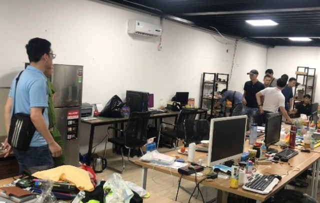 Cơ quan công an đang tiến hành kiểm tra, thu giữ các thiết bị, tài liệu của các đối tượng liên quan trong vụ án.