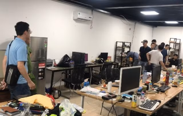 Cơ quan công an đang tiến hành kiểm tra, thu giữ các thiết bị, tài liệu của các đối tượng liên quan trong vụ án.