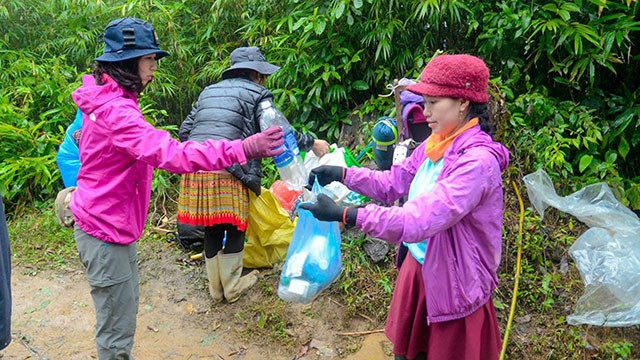 Nhiều người leo núi, người dẫn đường kiêm gom rác.