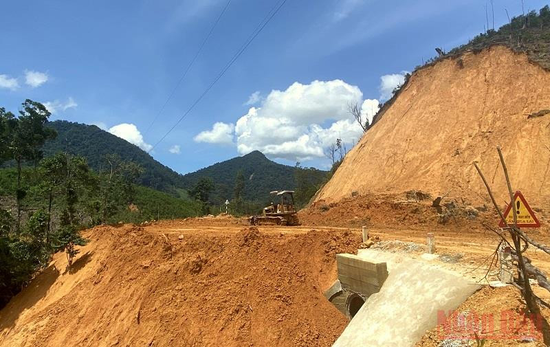 Khắc phục sạt lở núi tạm thời cho người dân qua lại.