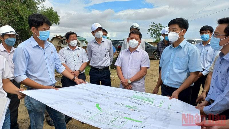 Kiểm tra hiện trường, Chủ tịch UBND tỉnh Quãng Ngãi Đặng Văn Minh yêu cầu thanh tra toàn diện dự án.