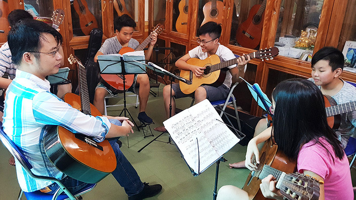 Nghệ sĩ Vũ Đức Hiển dạy cho các em nhỏ có năng khiếu.