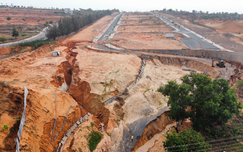 Vị trí cát tràn xuống đường từ Dự án Goldsand Hill Villa của Công ty TNHH Lộc Tú