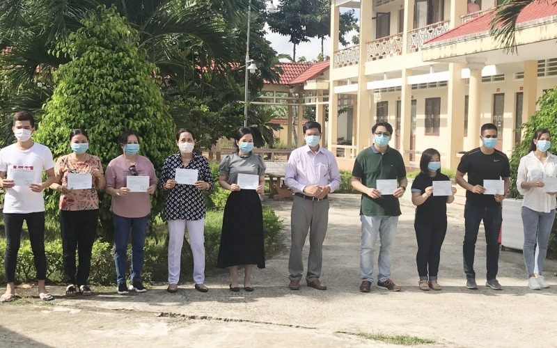 Trao giấy chứng nhận hoàn thành cách ly ngày 4-9.