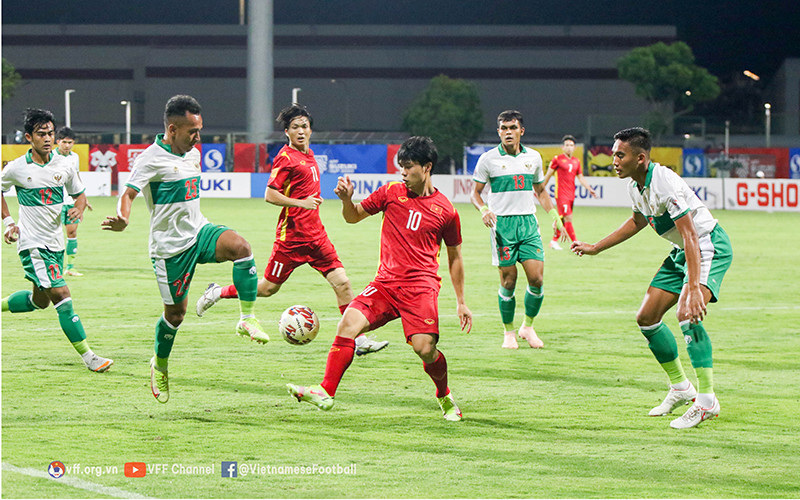 Công Phượng trong vòng vây của các cầu thủ Indonesia. (Ảnh: VFF)