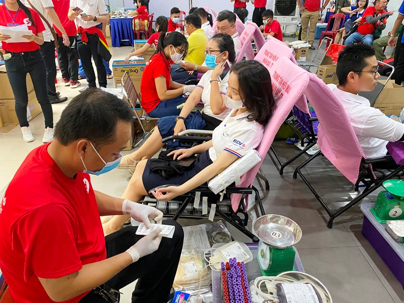 Hàng nghìn người dân tình nguyện hiến máu sáng 21-7.