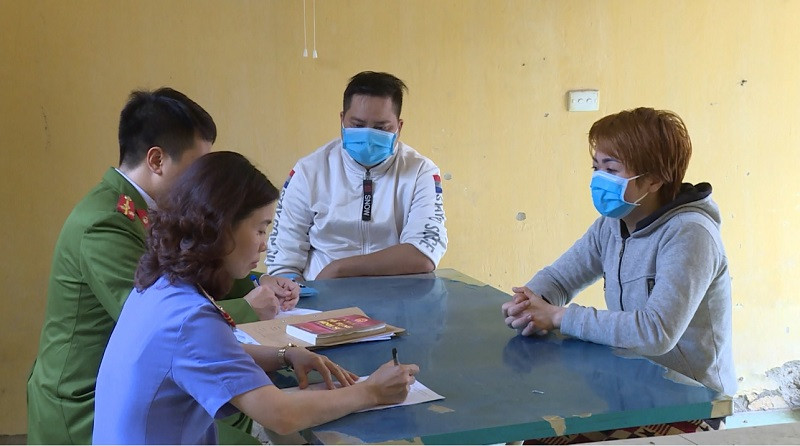 Khởi tố chủ quán bánh xèo hành hạ nhân viên