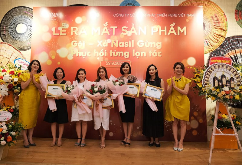 Tổng Giám đốc HEVINA Đỗ Thị Nhàn trao giấy chứng nhận và tặng hoa cho các nhà phân phối mỹ phẩm thảo dược của HEVINA năm 2020.