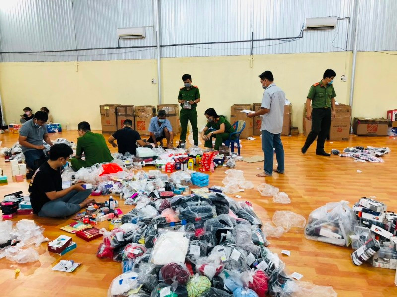 Lực lượng Công an phát hiện hàng chục nghìn sản phẩm trong kho.